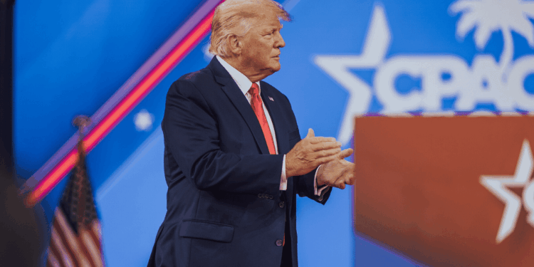 Donald Trump arriba de un escenario.