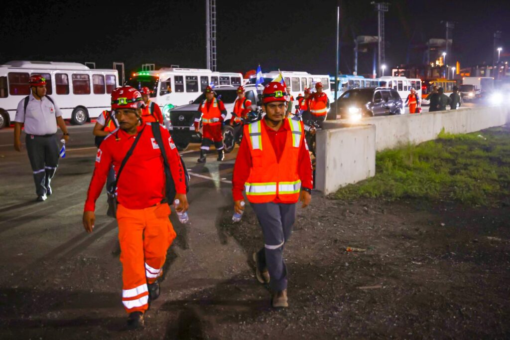 Rescatistas de El Salvador arriban a Venezuela.