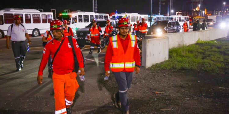 Rescatistas de El Salvador arriban a Venezuela.