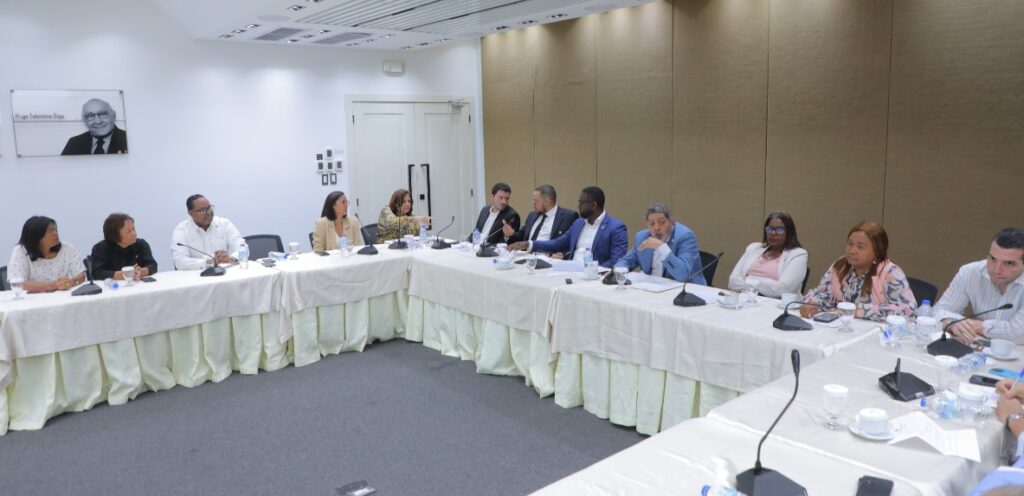 Fotografía de asistentes de la comunidad local de Bitcoin en República Dominicana, reunidos con diputados.