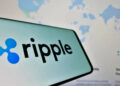 Pantalla de teléfono que refleja el logo de Ripple.