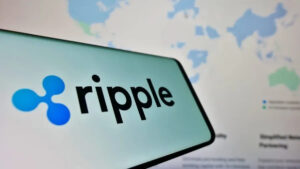 Pantalla de teléfono que refleja el logo de Ripple.