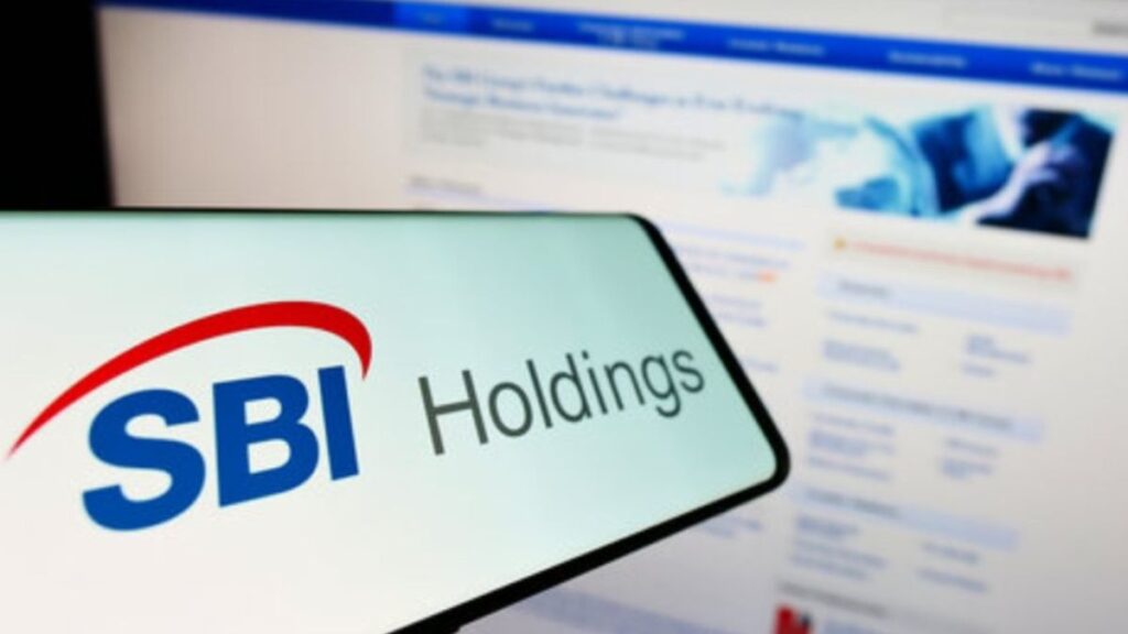 Teléfono inteligente que refleja el logo de SBI Holdings.
