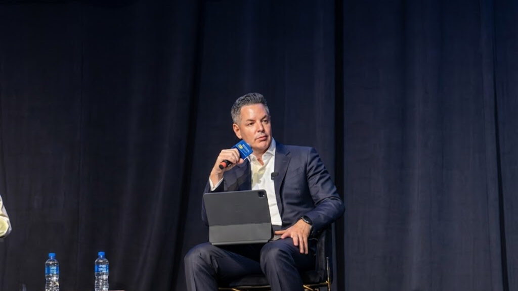 Fotografía del senador mexicano Alejandro Murat en el evento Stablecoin Conference 2026.