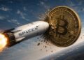 Un cohete con el logo de SpaceX impacta contra una moneda física de bitcoin en el cielo.
