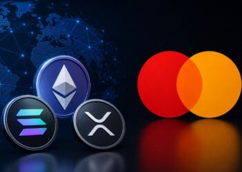Monedas físicas de Ethereum, Solana y XRP junto al logo de Mastercard.
