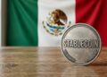 Moneda que tiene grabada la palabra "Stablecoin", con la bandera de México en el fondo.