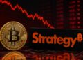 Moneda de bitcoin frente al logo de Strategy con gráficos bajistas en rojo.
