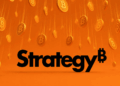 Una "lluvia de bitcoin" sobre el logo de Strategy.
