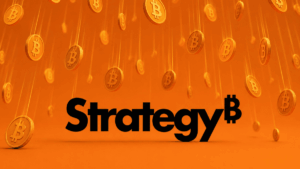 Una "lluvia de bitcoin" sobre el logo de Strategy.