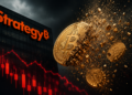 logo de Strategy y unas monedas de BTC desapareciendo.