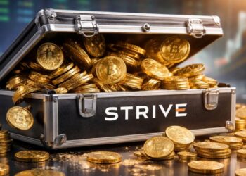 Maleta con el logo de Strive repleta de bitcoins físicos en un entorno bursátil.