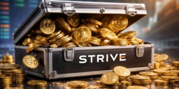 Maleta con el logo de Strive repleta de bitcoins físicos en un entorno bursátil.