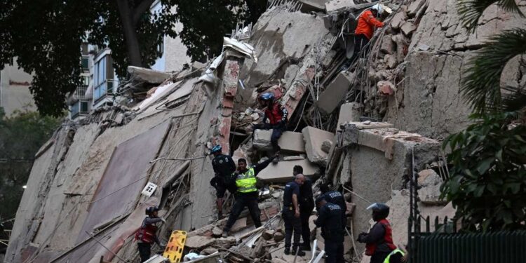 Fotografía de un edificio desplomado en Caracas tras el terremoto del 24 de junio.