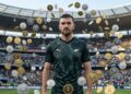 : Tim Payne en un estadio de fútbol rodeado de criptomonedas flotantes de Solana, BNB Chain y tokens con su rostro.