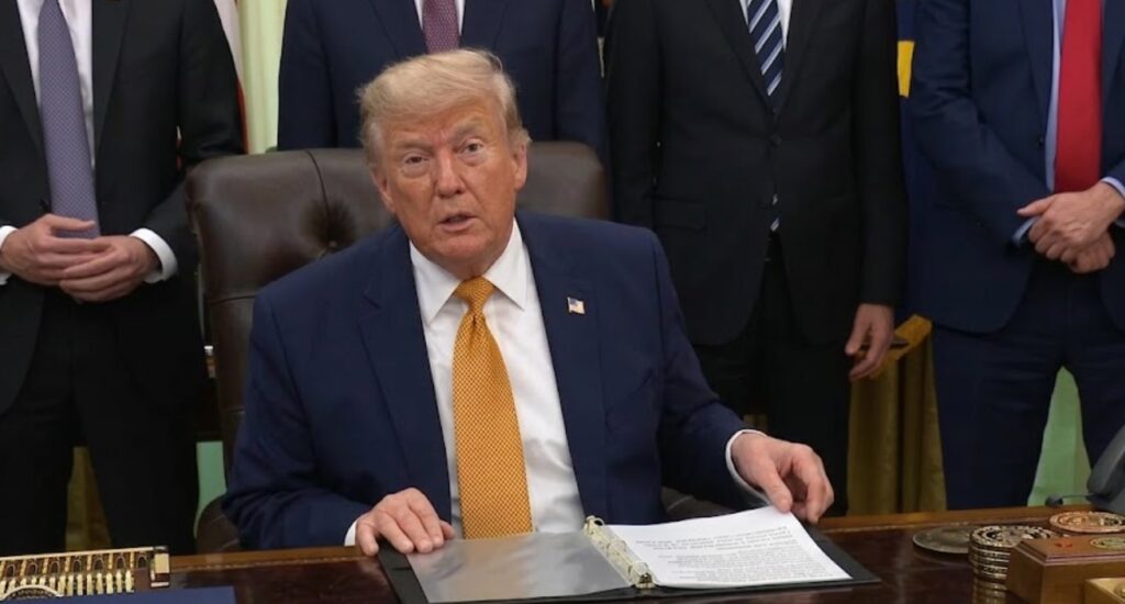 Fotografía del presidente de Estados Unidos, Donald Trump, en la oficina oval de la Casa Blanca.
