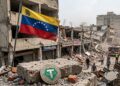 Moneda física de USDT con la bandera de Venezuela, con destrozos por terremotos en el fondo.