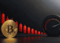 unas velas rojas, moneda de BTC, tablero que muestra desaceleración.
