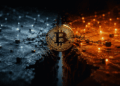 Una bifurcación rompiéndose, logo de btc en el medio.