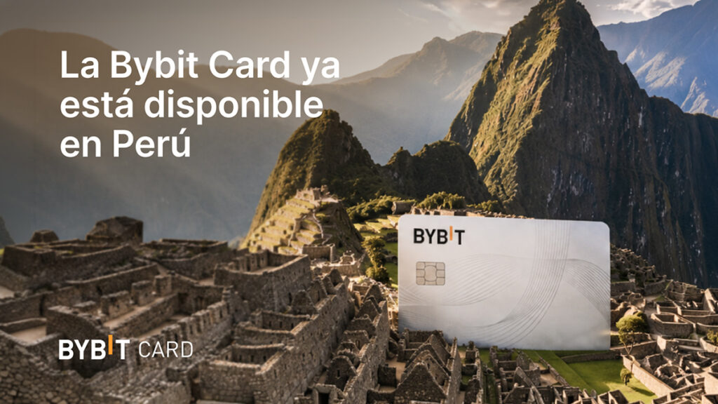 Promocional de Bybit Card en Perú, con una tarjeta Bybit gigante ubicada en el Machu Picchu