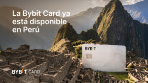 Promocional de Bybit Card en Perú, con una tarjeta Bybit gigante ubicada en el Machu Picchu