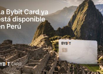Promocional de Bybit Card en Perú, con una tarjeta Bybit gigante ubicada en el Machu Picchu
