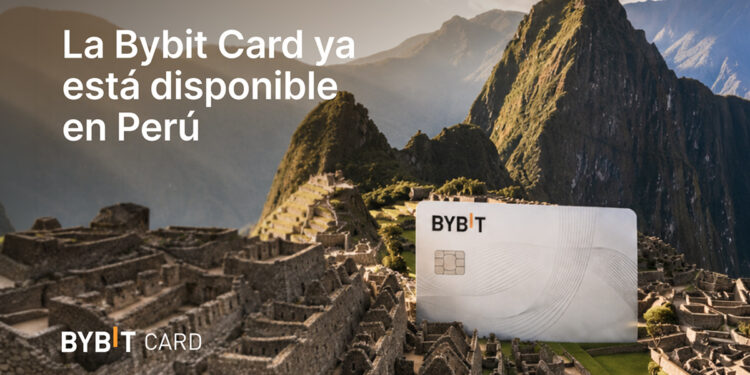 Promocional de Bybit Card en Perú, con una tarjeta Bybit gigante ubicada en el Machu Picchu