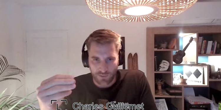 Charles Guillemet durante una entrevista.