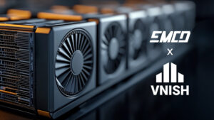 Partner EMCD y Vnish, con sus logos en blancos a la derecha. Detrás, equipos de minería negros, con una luz naranja sobre ellos.
