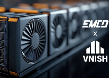 Partner EMCD y Vnish, con sus logos en blancos a la derecha. Detrás, equipos de minería negros, con una luz naranja sobre ellos.