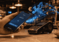 Primer plano de una mano sosteniendo un smartphone sobre un terminal de pago en una cafetería. De la pantalla del teléfono surge un sutil flujo de datos luminoso con el símbolo del euro, representando conceptualmente la integración del euro digital en las aplicaciones de pago móvil.