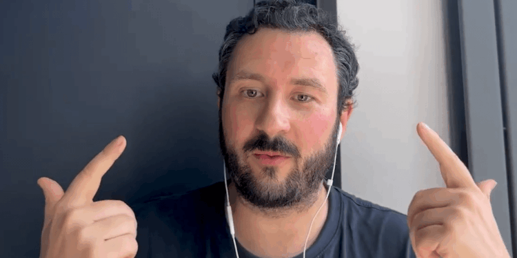 Retrato captura de pantalla, durante la entrevista de Fernando Nikolić con CriptoNoticias. Un hombre joven de barba corta, con expresión analítica y serena, fotografiado en un entorno de oficina y minimalista con iluminación natural suave.