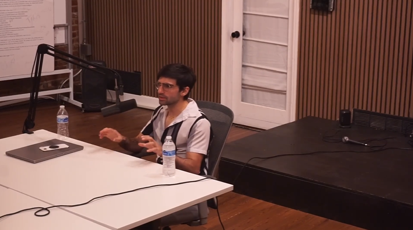 Un desarrollador de Bitcoin en una entrevista explicando su desarrollo para el protocolo.