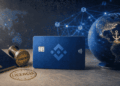 Imagen conceptual de la pregunta jurídica sobre la tarjeta de Binance en Venezuela. Una tarjeta azul en el centro, con un pasaporte y sello oficial a la izquierda (regulación local) y un globo terráqueo iluminado a la derecha (licencias internacionales).