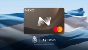 Promocional del lanzamiento de la tarjeta Nexo, grande en el centro, con una bandeta argentina detrás. Debajo el logo de la AFA y Nexo, como sponsor regional de la Selección Argentina