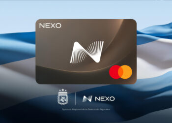 Promocional del lanzamiento de la tarjeta Nexo, grande en el centro, con una bandeta argentina detrás. Debajo el logo de la AFA y Nexo, como sponsor regional de la Selección Argentina