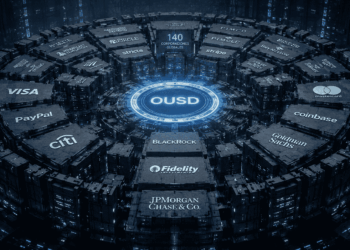 Una fotografía editorial conceptual en formato panorámico que muestra una enorme y compleja estructura geométrica flotante hecha de bloques interconectados con logotipos corporativos legibles de Visa, Mastercard, BlackRock y Coinbase.