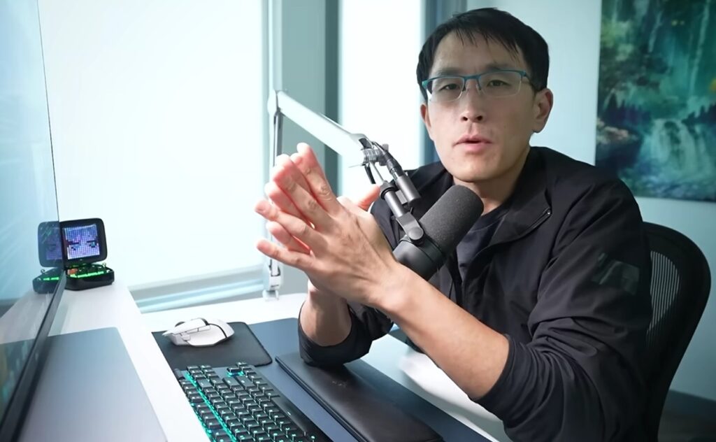 Patrick Shyu habla frente a una cámara durante la grabación de un video para YouTube.