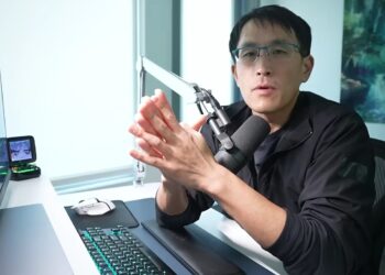 Patrick Shyu habla frente a una cámara durante la grabación de un video para YouTube.