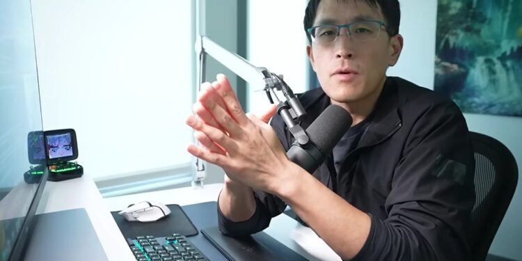 Patrick Shyu habla frente a una cámara durante la grabación de un video para YouTube.