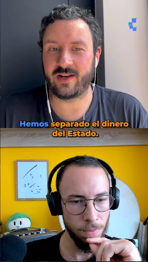 Captura de pantalla dividida verticalmente de una videollamada de podcast. En la mitad superior, un hombre con barba corta, cabello rizado y auriculares blancos habla a la cámara. En el centro aparece el subtítulo en español: "Hemos separado el dinero del Estado". En la mitad inferior, un hombre joven con anteojos, auriculares de diadema negros y barba escucha atentamente con la mano en su barbilla, frente a un fondo amarillo brillante.