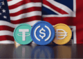 Bandera de los países involucrados. Stablecoins en el medio.