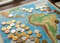 Distintas criptomonedas físicas esparcidas en un mapa de América Latina.