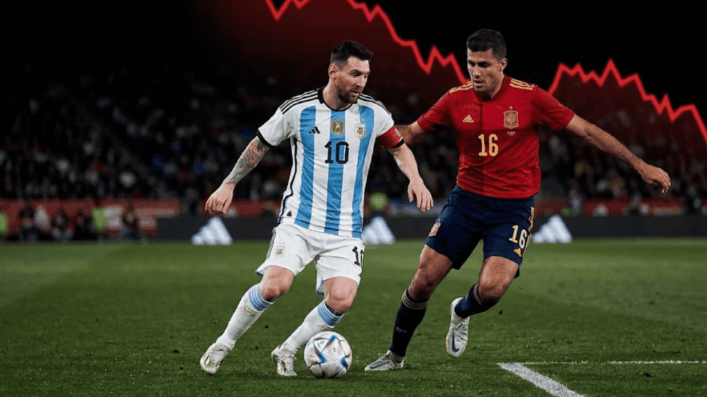 Lionel Messi con la camiseta de Argentina y Rodrigo Hernández con la de España disputan el balón en un partido de fútbol, mientras en el fondo negro destaca un enorme gráfico rojo de caída financiera.