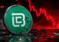 Moneda verde deteriorada con el logo de Balance Coin frente a un gráfico financiero en caída roja.