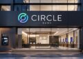 Fachada moderna de una sucursal del banco Circle Bank con logotipo iluminado.