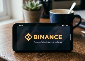 Teléfono inteligente que en su pantalla muestra el logo de Binance.