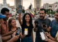 Personas en Caracas mostrando la aplicación de Binance en sus teléfonos móviles.