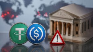 Criptomonedas USDT de Tether y USDC junto a una señal de advertencia roja