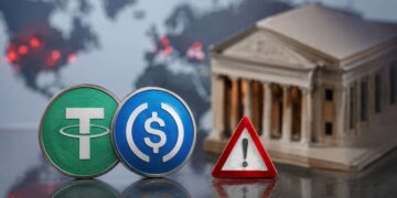 Criptomonedas USDT de Tether y USDC junto a una señal de advertencia roja